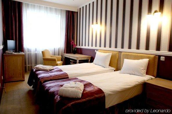 O Azamat Ξενοδοχείο Αστάνα Δωμάτιο φωτογραφία