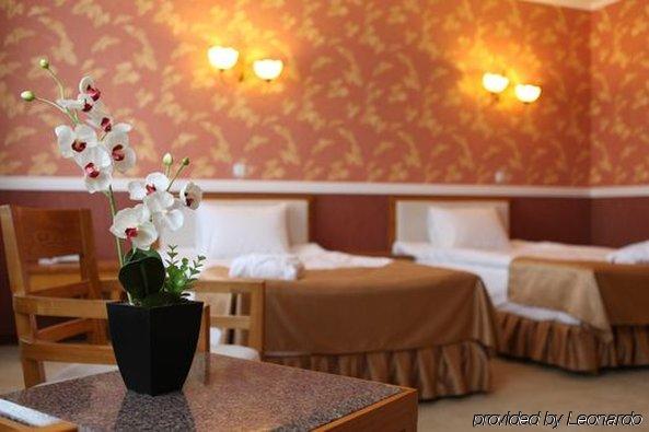 O Azamat Ξενοδοχείο Αστάνα Δωμάτιο φωτογραφία